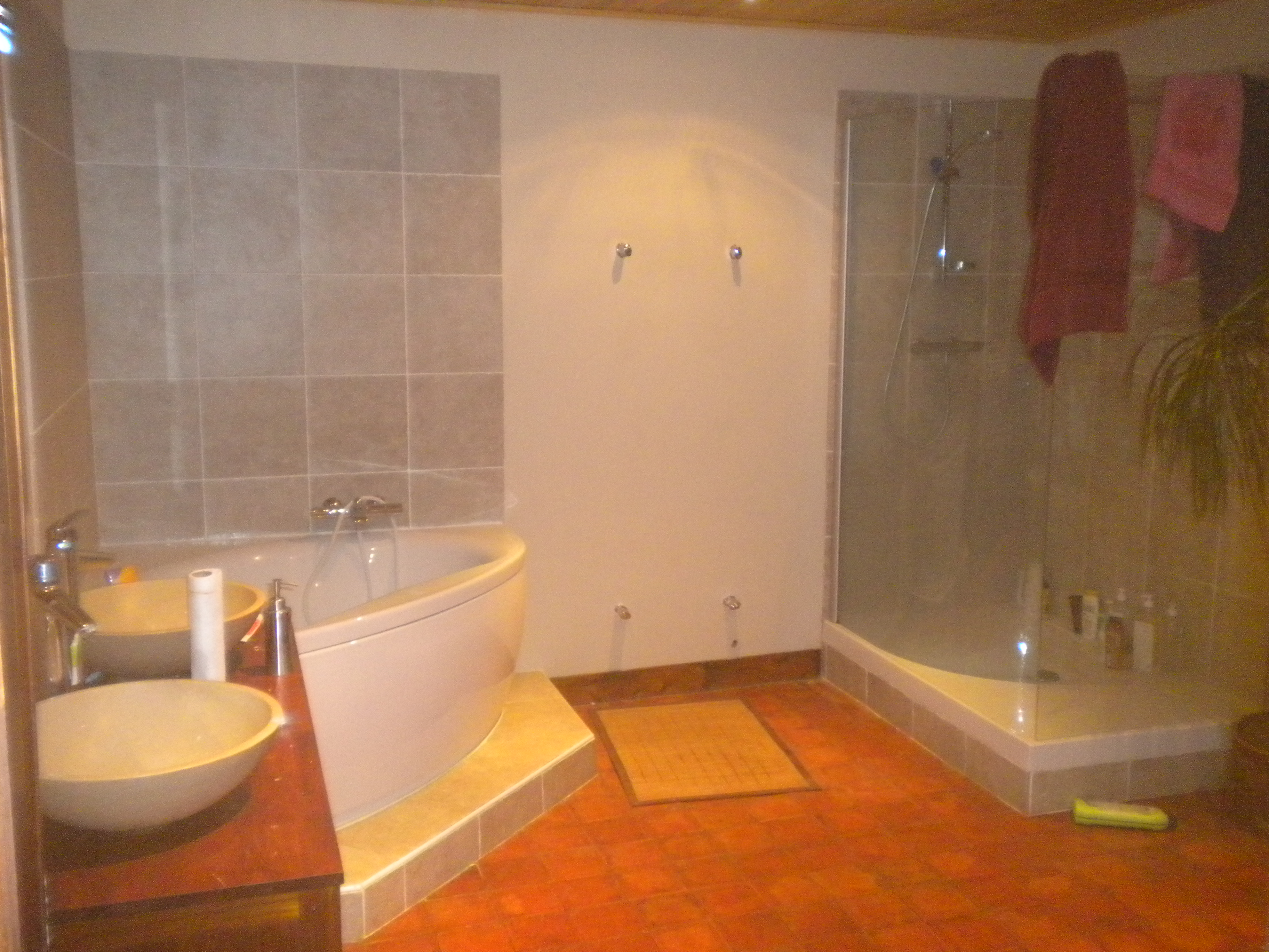 Salle de bains rénovation clé en main de Bonnétable baignoire d'angle et douche (5)