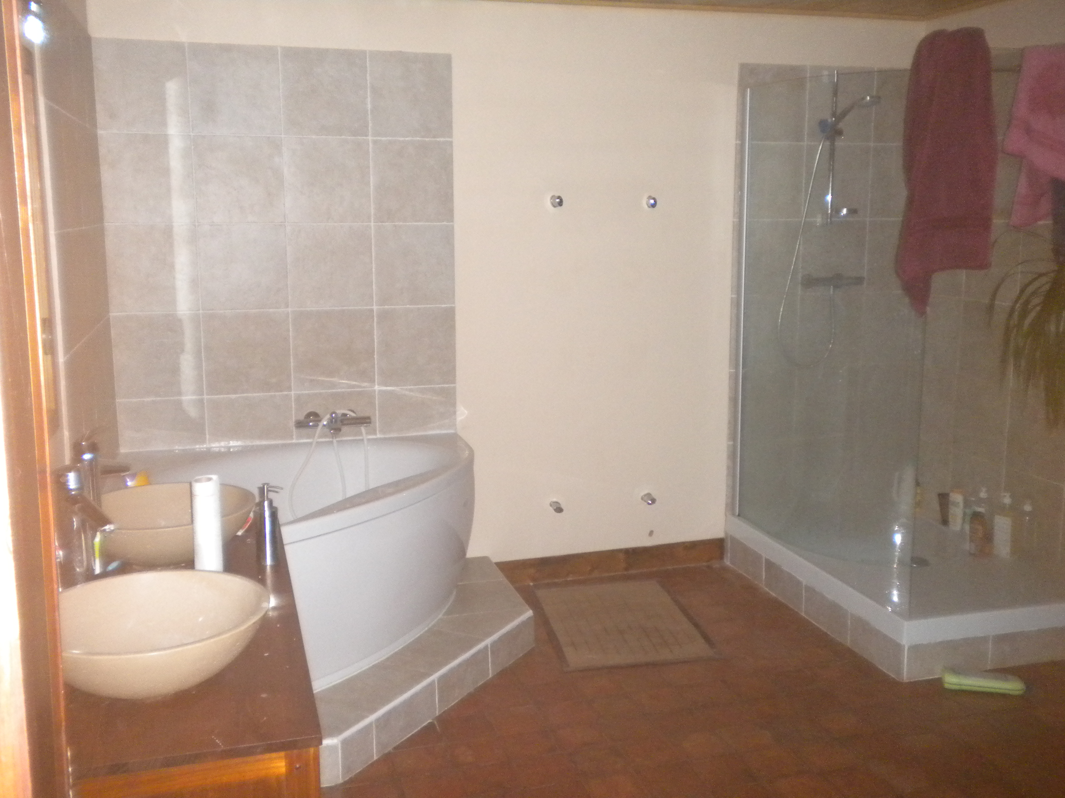 Salle de bains rénovation clé en main de Bonnétable baignoire d'angle et douche (9)