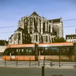 Une photo au coeur de la ville du Mans avec le tram.