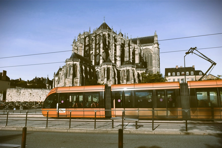 Une photo au coeur de la ville du Mans avec le tram.