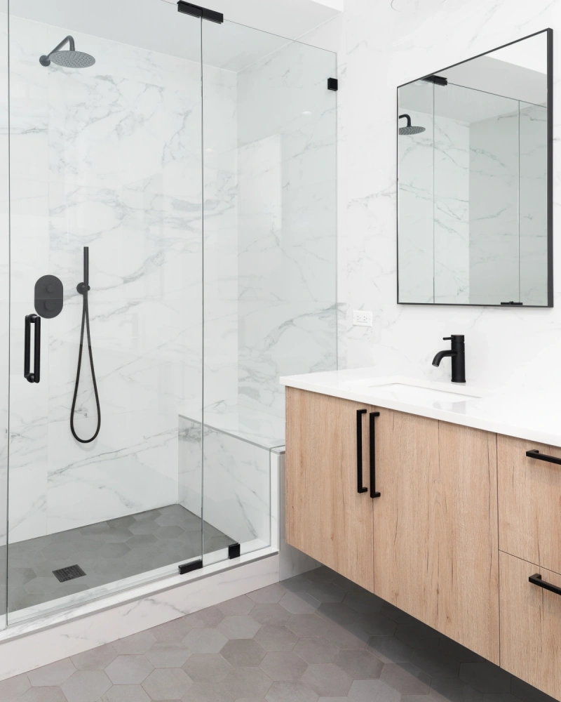 Une salle de bain complète avec douche et lavabo