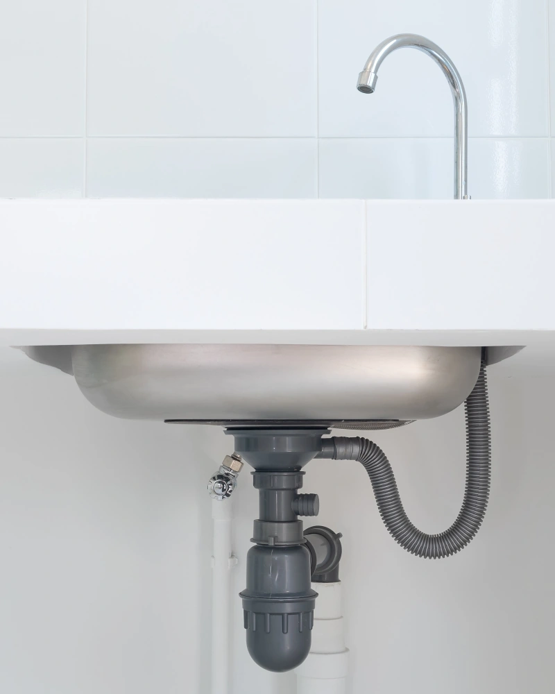 Un lavabo avec sa robinetterie et son évacuation