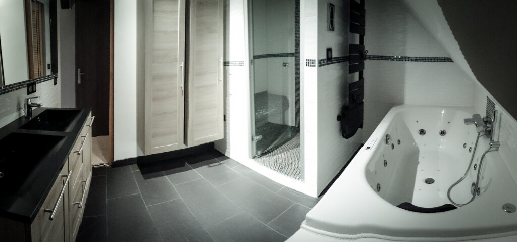 Une salle de bain complète