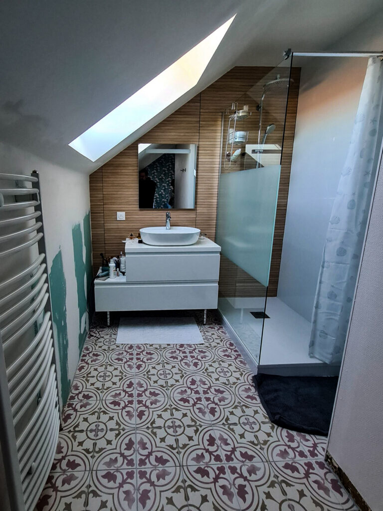 Une salle de bain sous combles