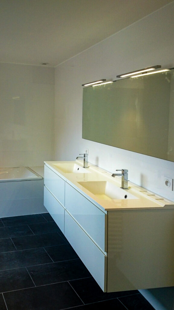 Doubles lavabos et baignoire
