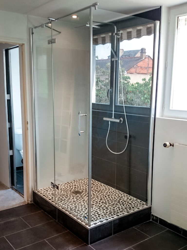 Une cabine de douche