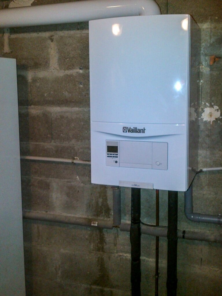 Une chaudière à gaz dans un sous-sol