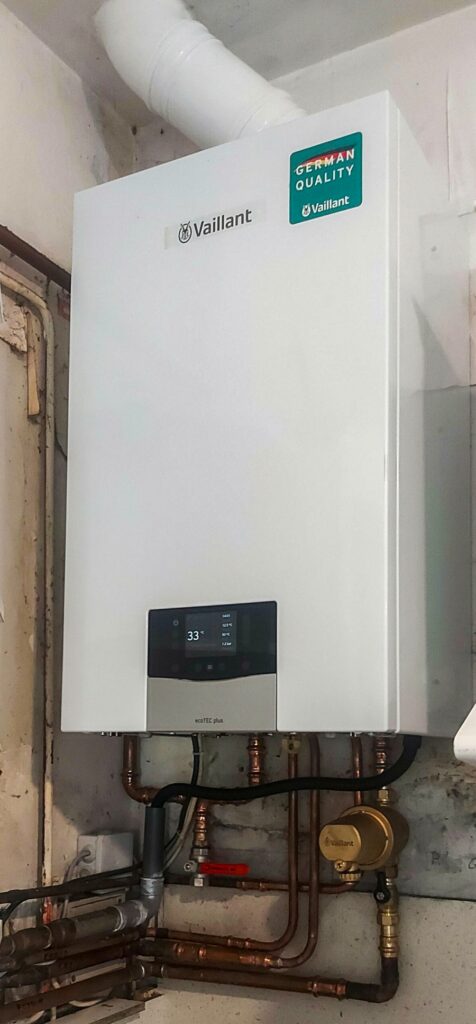 Une chaudière à gaz installée dans un débarras.